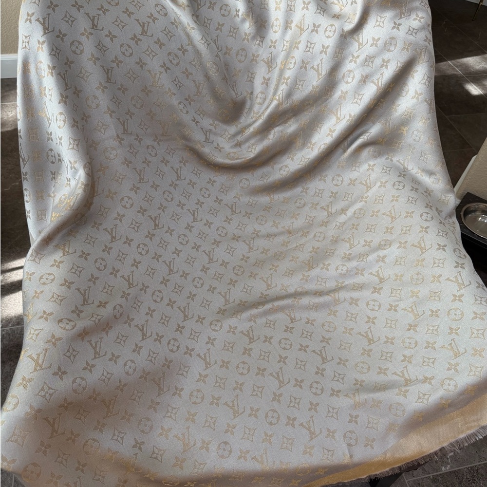 Louis Vuitton Champagne and subtle silver Monogram Shawl - Picture 3 of 9